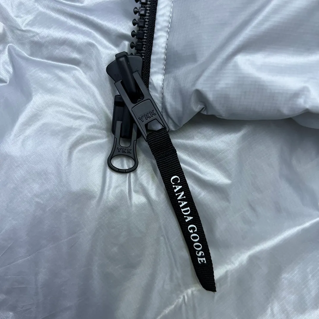 P820 ​​𝘾𝘼𝙉𝘼𝘿𝘼 𝙂𝙊𝙊𝙎𝙀/Canada Goose 2023 Limited New Crofton Puff Down Jacket Pure Guangzhou Inspection 80 White Duck Down Filling‼  Top version, ceiling level‼ Crofton soft bread, the latest style in 2023, has a cold protection effect of up to level 4. It is made of recycled Feather-Light tear-resistant fabric. It is ultra-light and has no weight on the upper body at all! The unique black label highlights your temperament‼  Canada Goose, a Canadian brand, has always been recognized as the warmest down jacket. Various Instagram celebrities, Internet celebrities, and celebrities often wear it for street photos. I do Canada Goose every year, but I still can’t get rid of my love for geese. No matter how cold the winter is, there is no need to be afraid, because there are geese! Filled with 80% white duck down, Canada Goose is the legendary warmest down jacket and is known as a must-have for Arctic outdoor sports! The most popular down jacket in the world, celebrities are rushing to buy it, it is a must-have! Same style for men and women Size: S~XXL